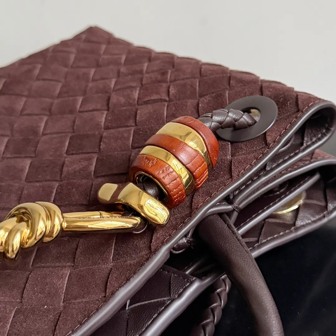 The new Andiamo batch of 3060 BV is shipped‼ ️The classic intercciato weaving process is used to create a soft bag, the metal knot is made of micro-cast aluminum using jewelry technology🪢, and the decorative beads are made of metal and hand-polished oak, allowing you to jump repeatedly between elegance and fun💃, making it unpredictable. Classic and versatile, it shows off your temperament, and the bag has a large capacity, making it very convenient for daily commuting! It has a variety of carrying methods, the shoulder straps can be adjusted by yourself, the original lambskin feels soft and delicate, and the unisex style breaks gender boundaries and brings a more practical and long-lasting use experience. The Andiamo, which has both elegant and casual styles, perfectly interprets the "fashionable old money style". Style number: 743568+wood hardware Color: suede black brown Size: 25*22*10.5cm